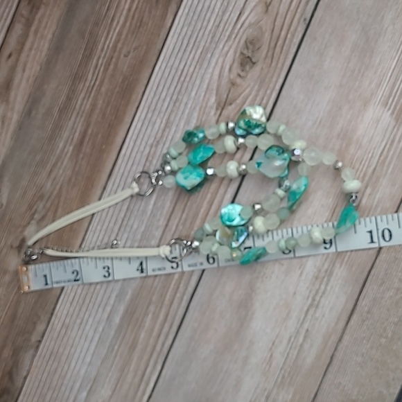 GREEN BEADED IRIDESCENT FASHION NECKLACE - Picture 7 of 7